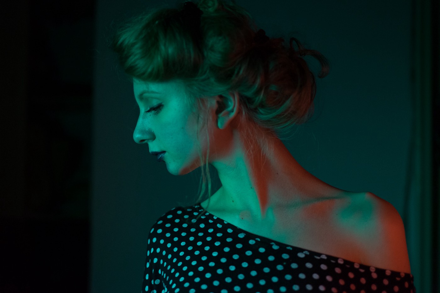 Luna — In this case we used her notebook (a mid-range HP with a low-DPI screen) as a secondary source of light.